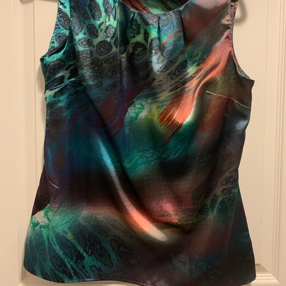 Tops - Lovely silky sleeveless shirt